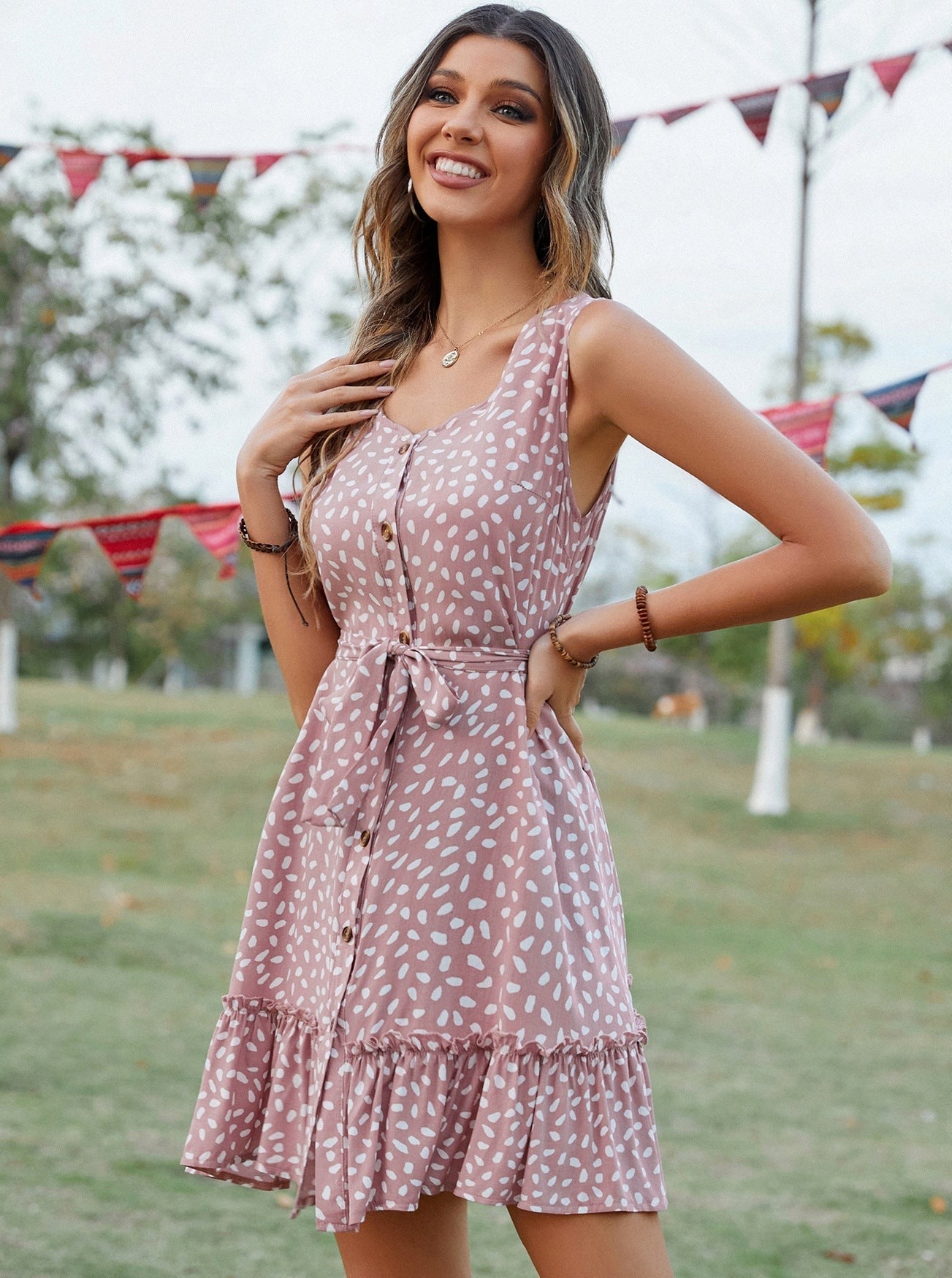 Ärmelloses Minikleid mit Bindegürtel und Polka Dots