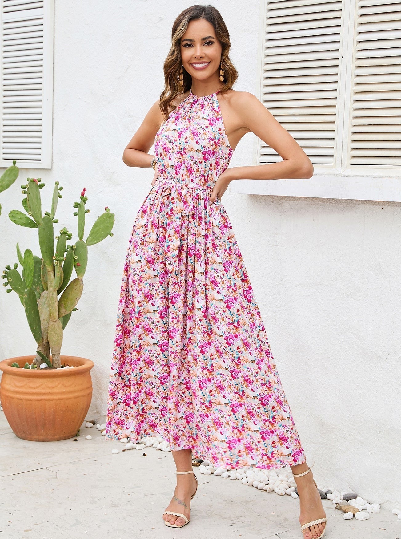 Rosa Neckholder-Kleid mit Blumenmuster und Bindegürtel