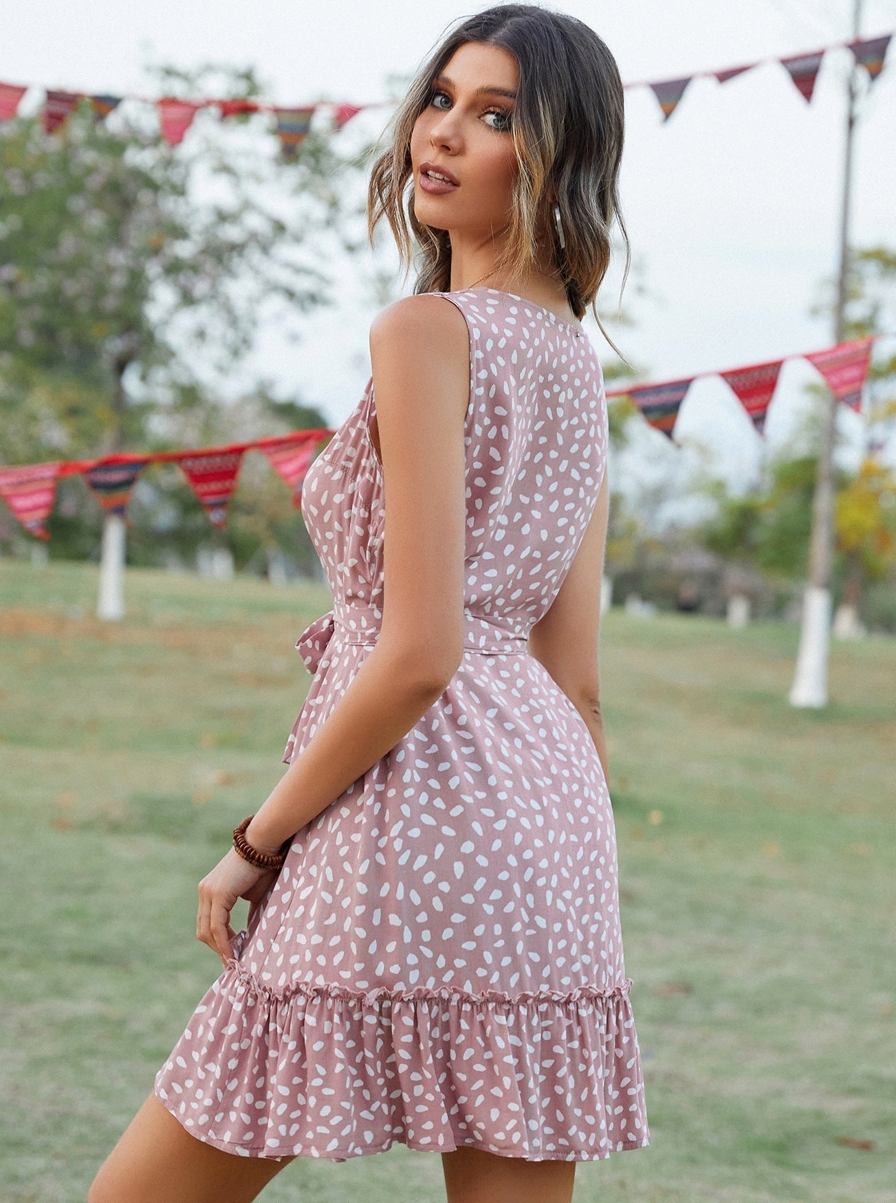 Ärmelloses Minikleid mit Bindegürtel und Polka Dots
