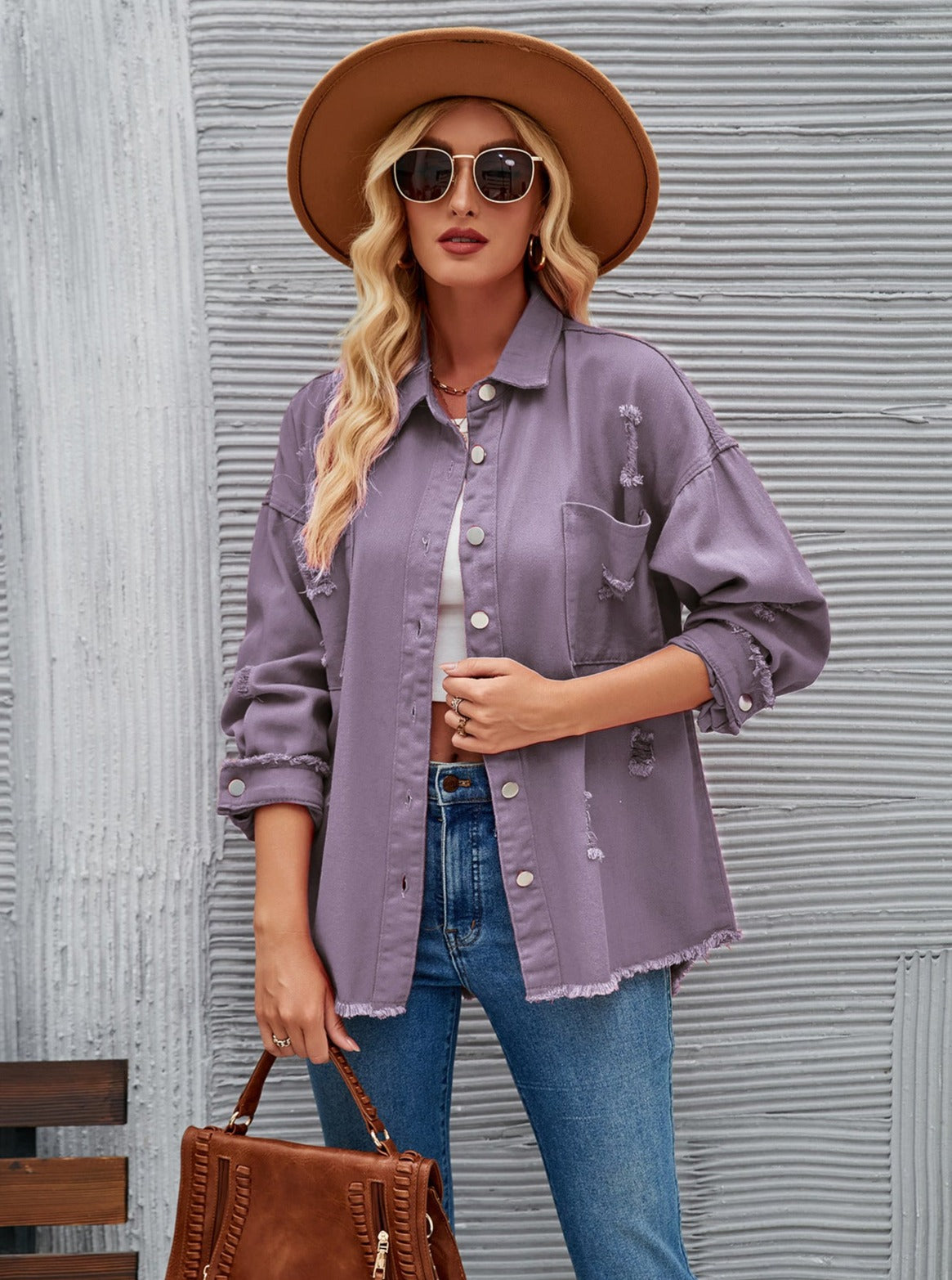 Schlichte, zerrissene Jeansjacke mit langen Ärmeln