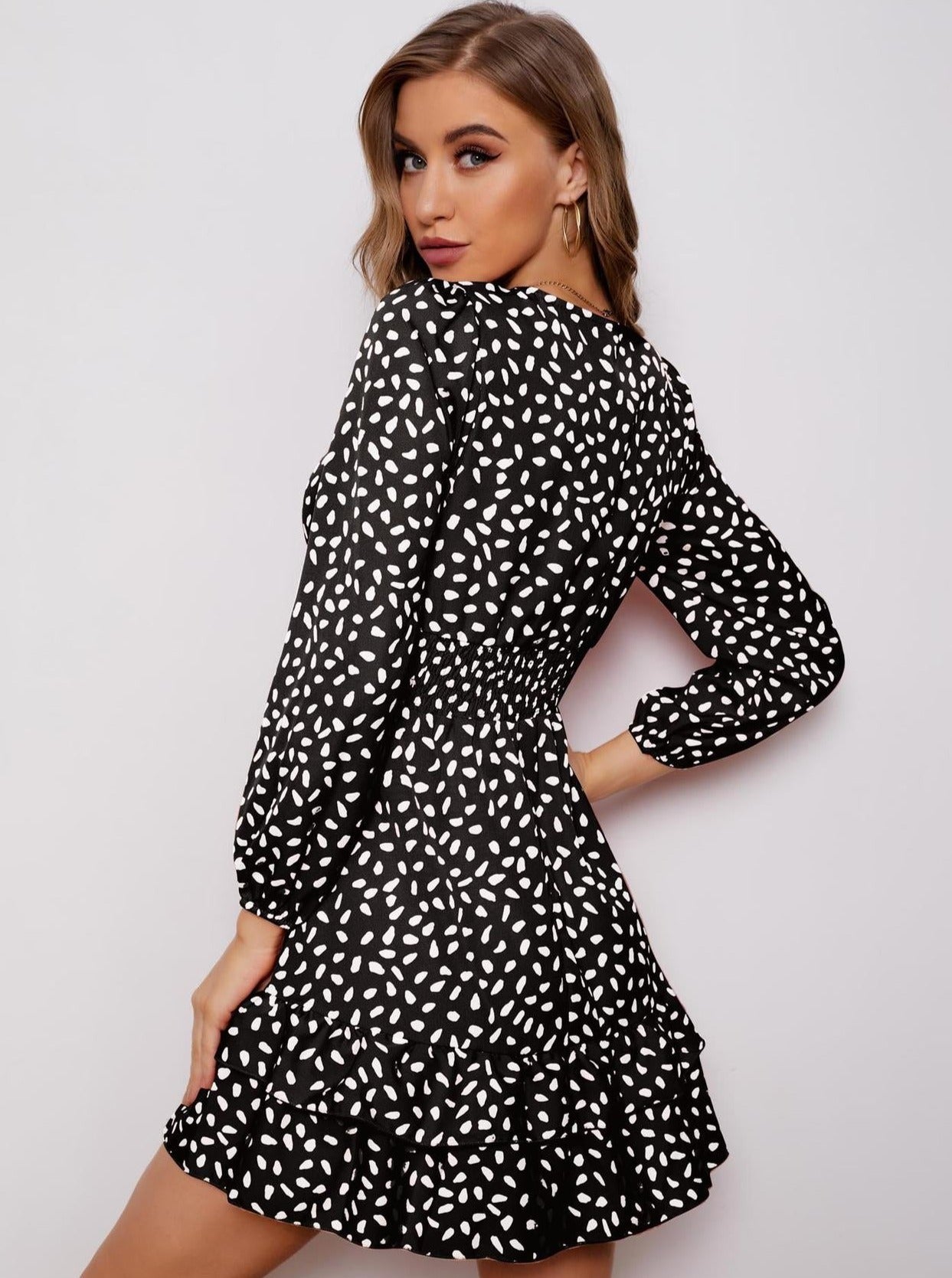 Sommerkleid mit V-Ausschnitt und hoher Taille