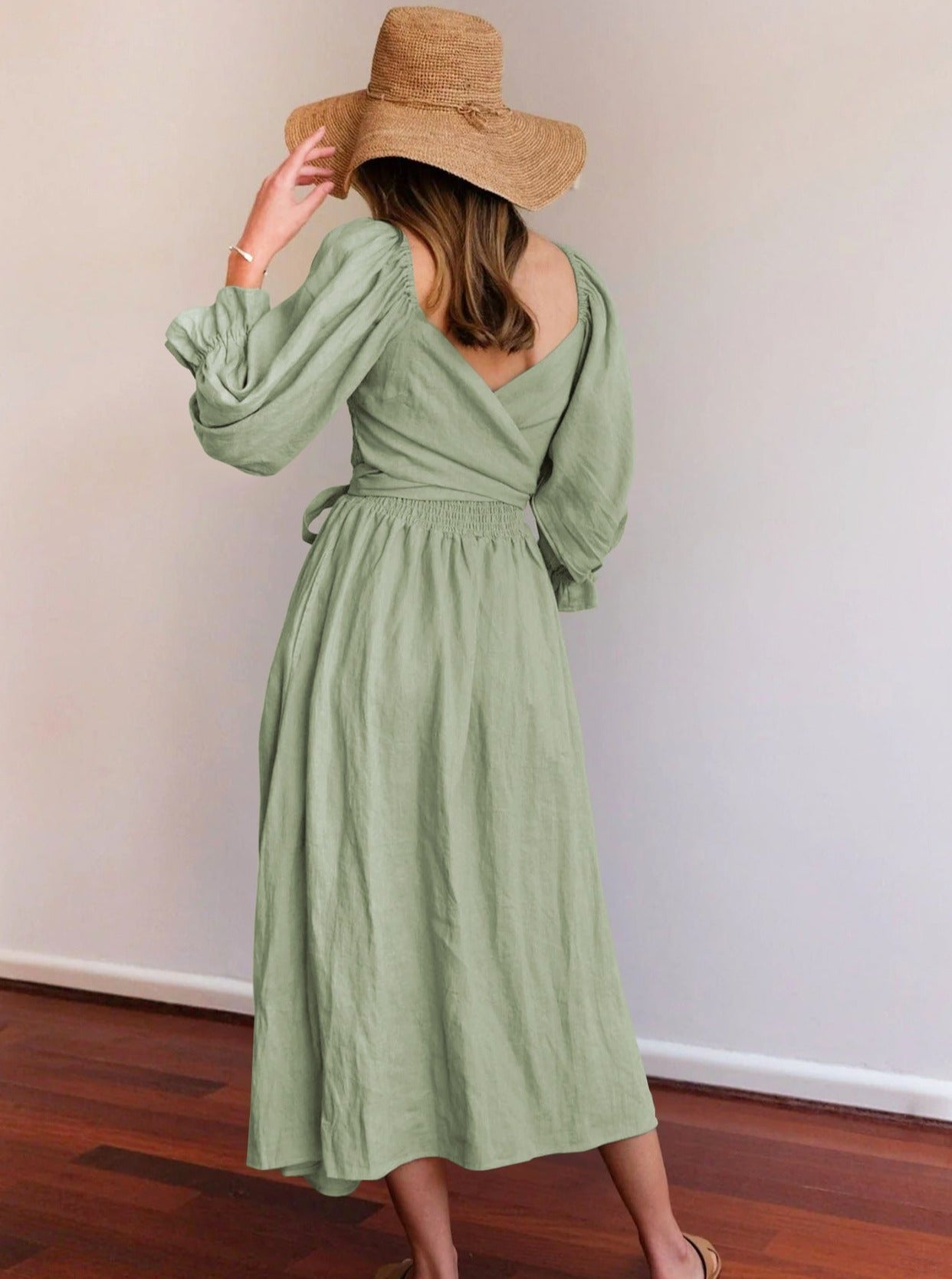 Hellgrünes Plisseekleid mit Rüschen, Laternenärmeln und Seilgürtel