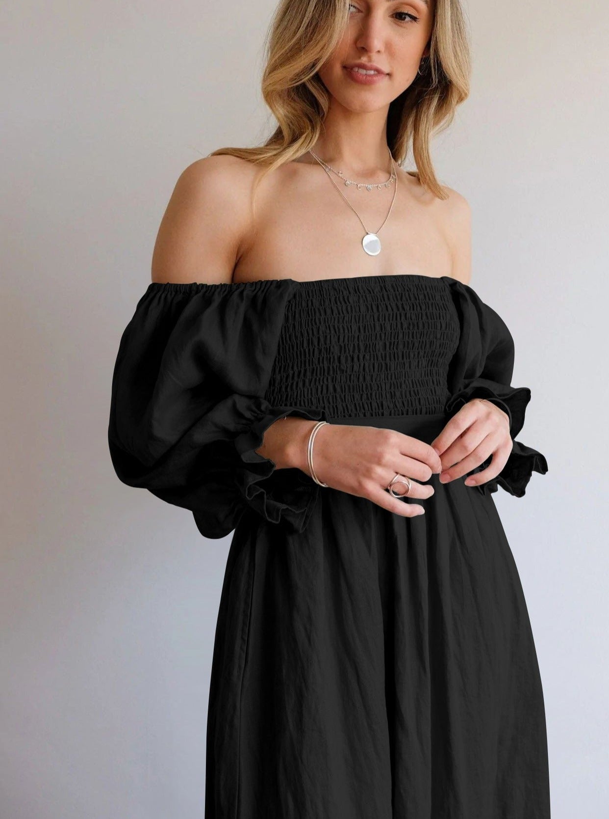 Einfarbiges Plisseekleid mit Rüschen und Laternenärmeln