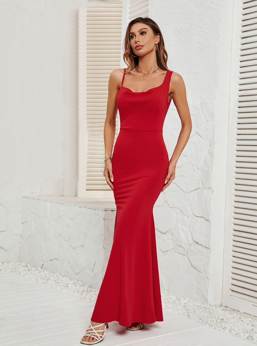 Lässiges rückenfreies Maxikleid mit Neckholder für Sommerpartys und Clubs
