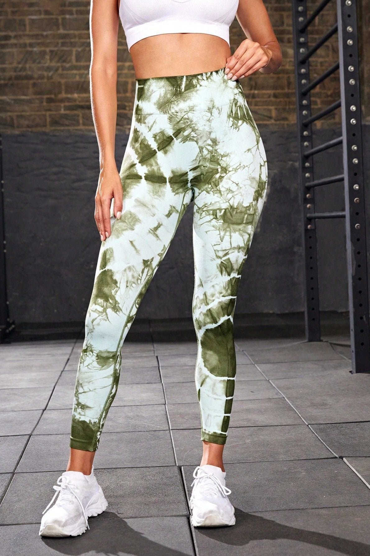 Grüne nahtlose Yogahose mit hoher Taille und Batikmuster