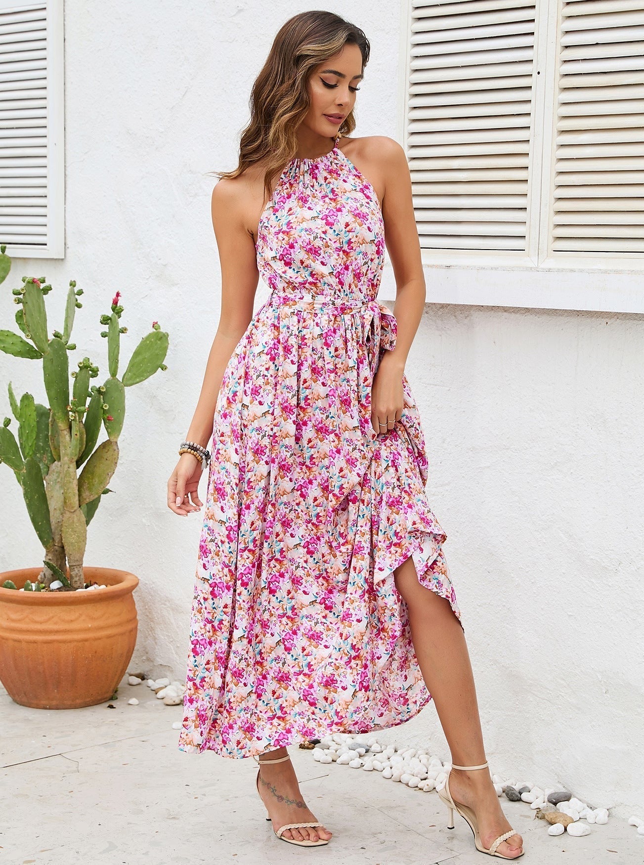 Rosa Neckholder-Kleid mit Blumenmuster und Bindegürtel