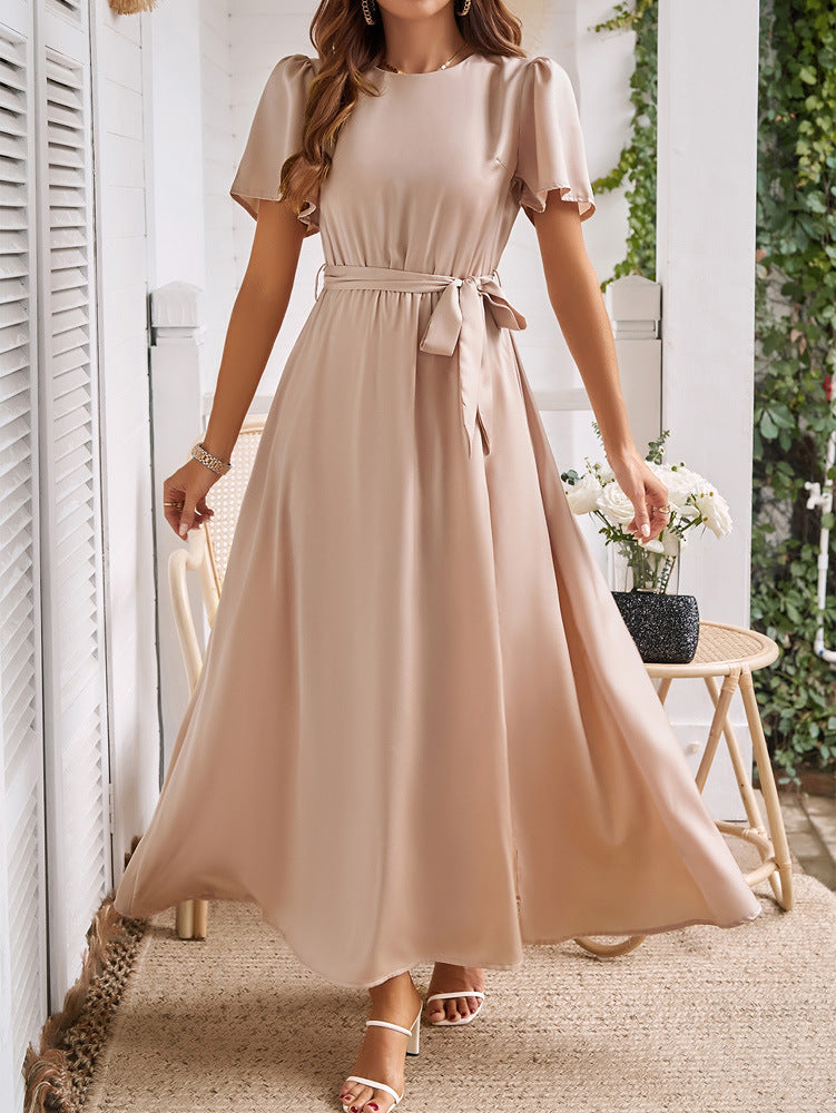 Kleid mit überkreuzten Trägern und Schlitzen, kurzärmlig