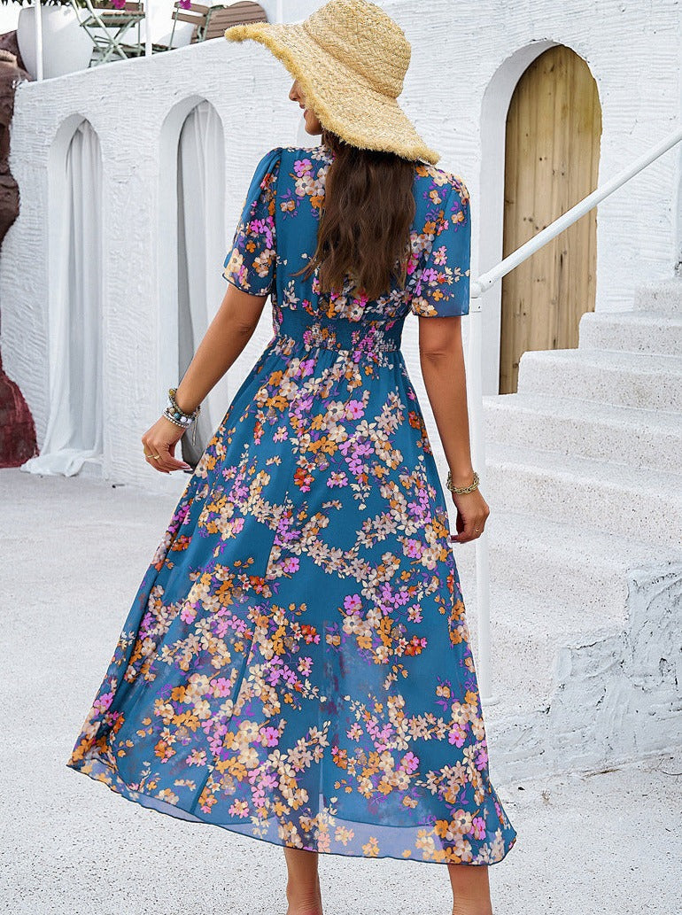 Blaues, gesmoktes, florales Kurzarmkleid mit V-Ausschnitt