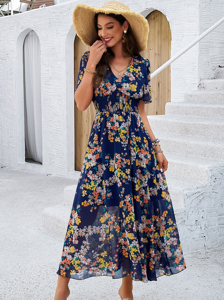 Dunkelblaues, gesmoktes, florales Kleid mit V-Ausschnitt und kurzen Ärmeln
