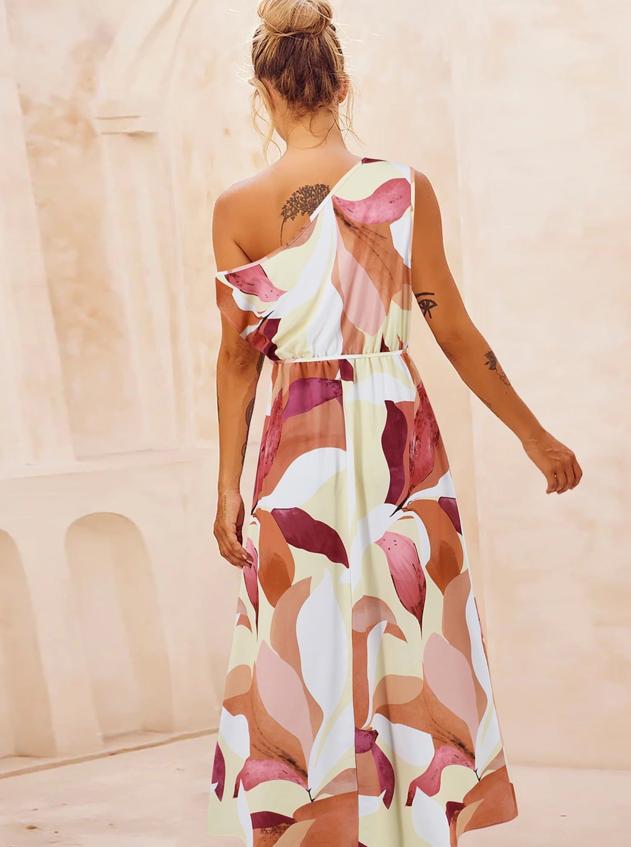 Langes Kleid mit Blumenmuster, schrägen Schultern und Gürtel