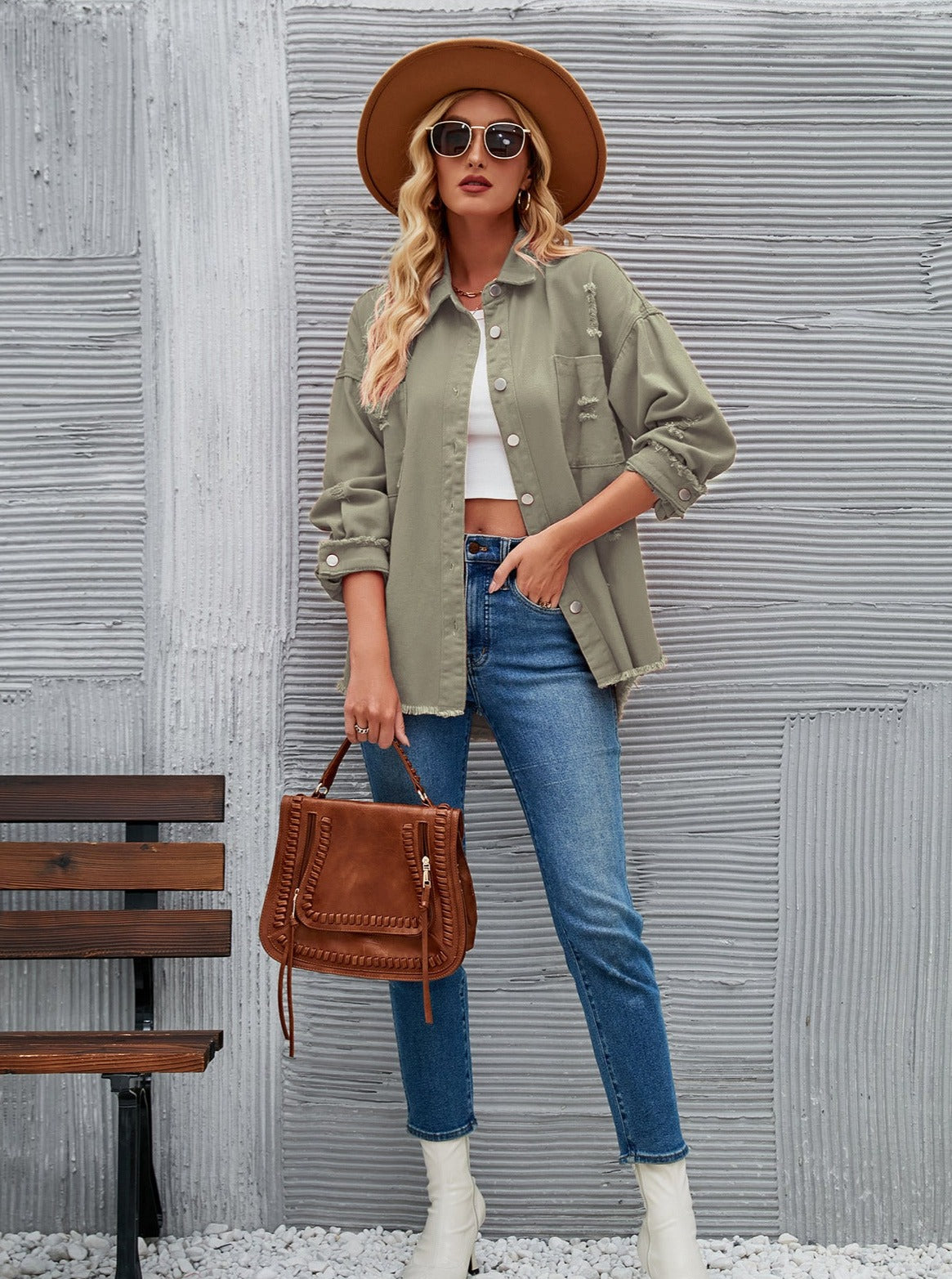 Schlichte, zerrissene Jeansjacke mit langen Ärmeln