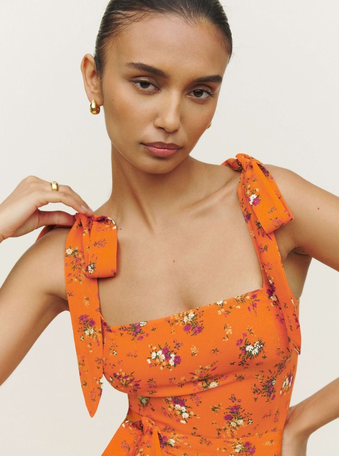 Oranges, ärmelloses Kleid mit quadratischem Ausschnitt und Gürtel
