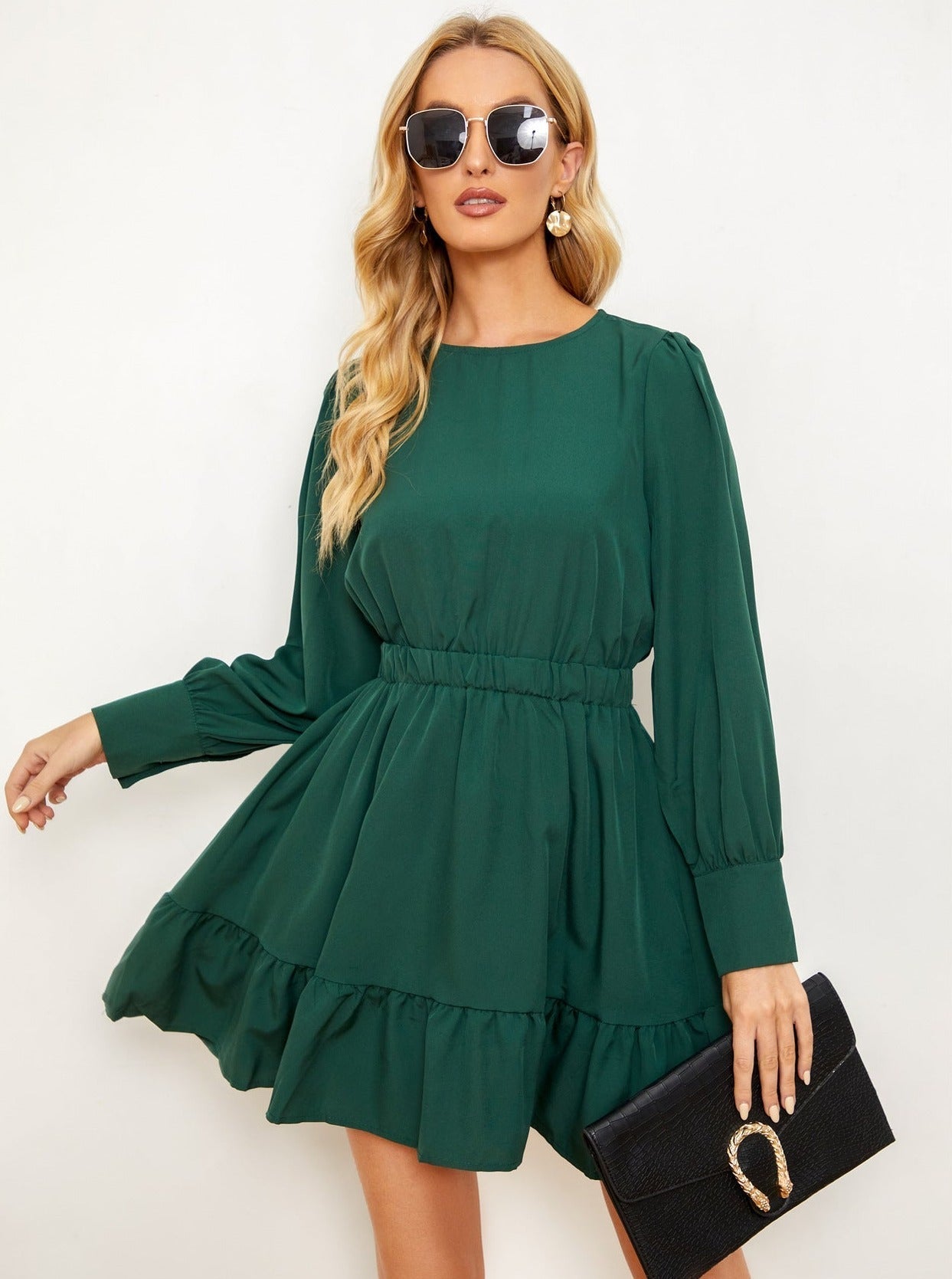 Einfarbiges, langärmliges, kurzes Kleid mit Rüschen
