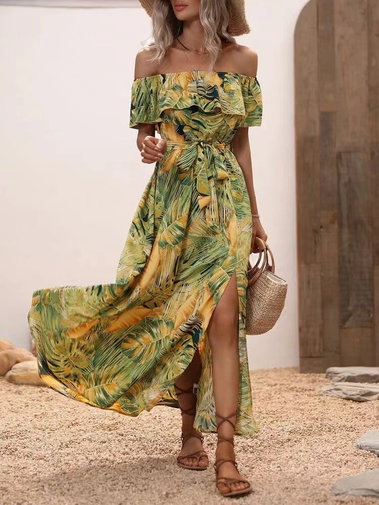 Elegantes schulterfreies Kleid mit Schlitz und tropischem Print