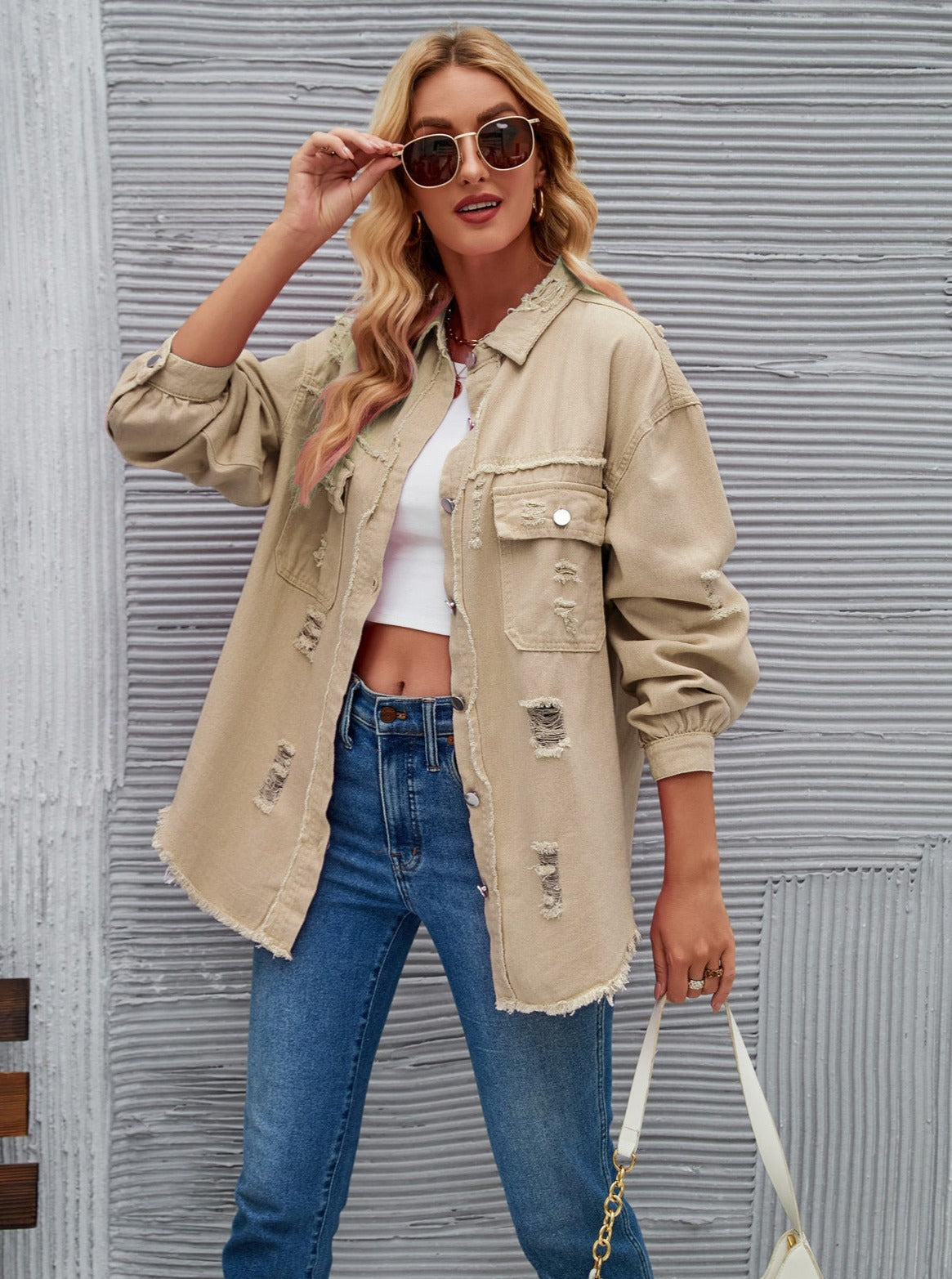 Gewaschene Jeansjacke mit zerrissenen Quasten und langen Ärmeln
