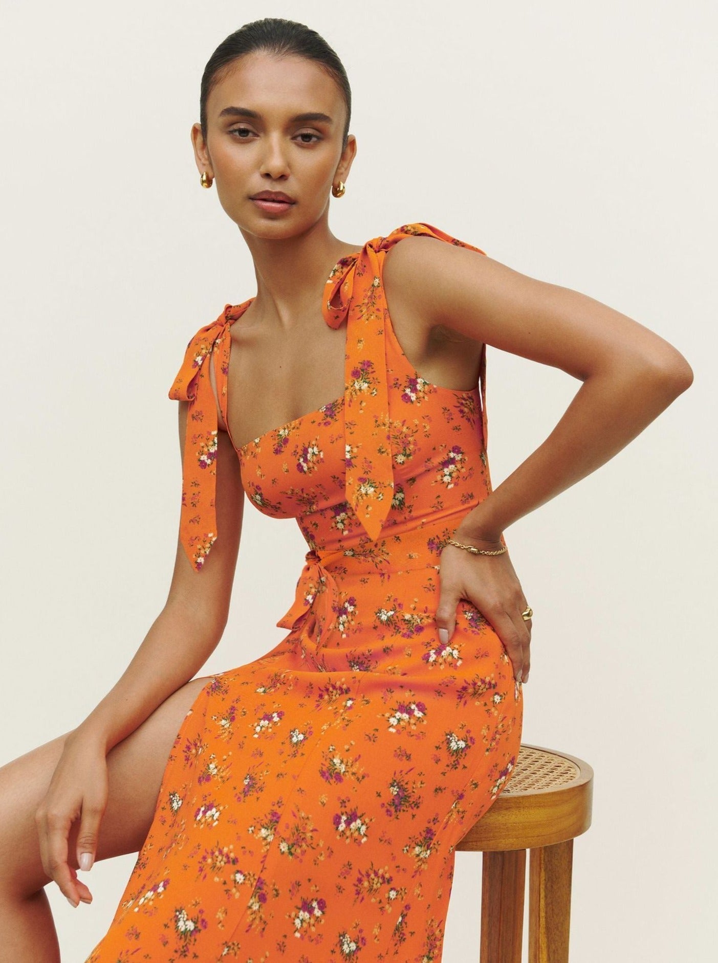 Oranges, ärmelloses Kleid mit quadratischem Ausschnitt und Gürtel