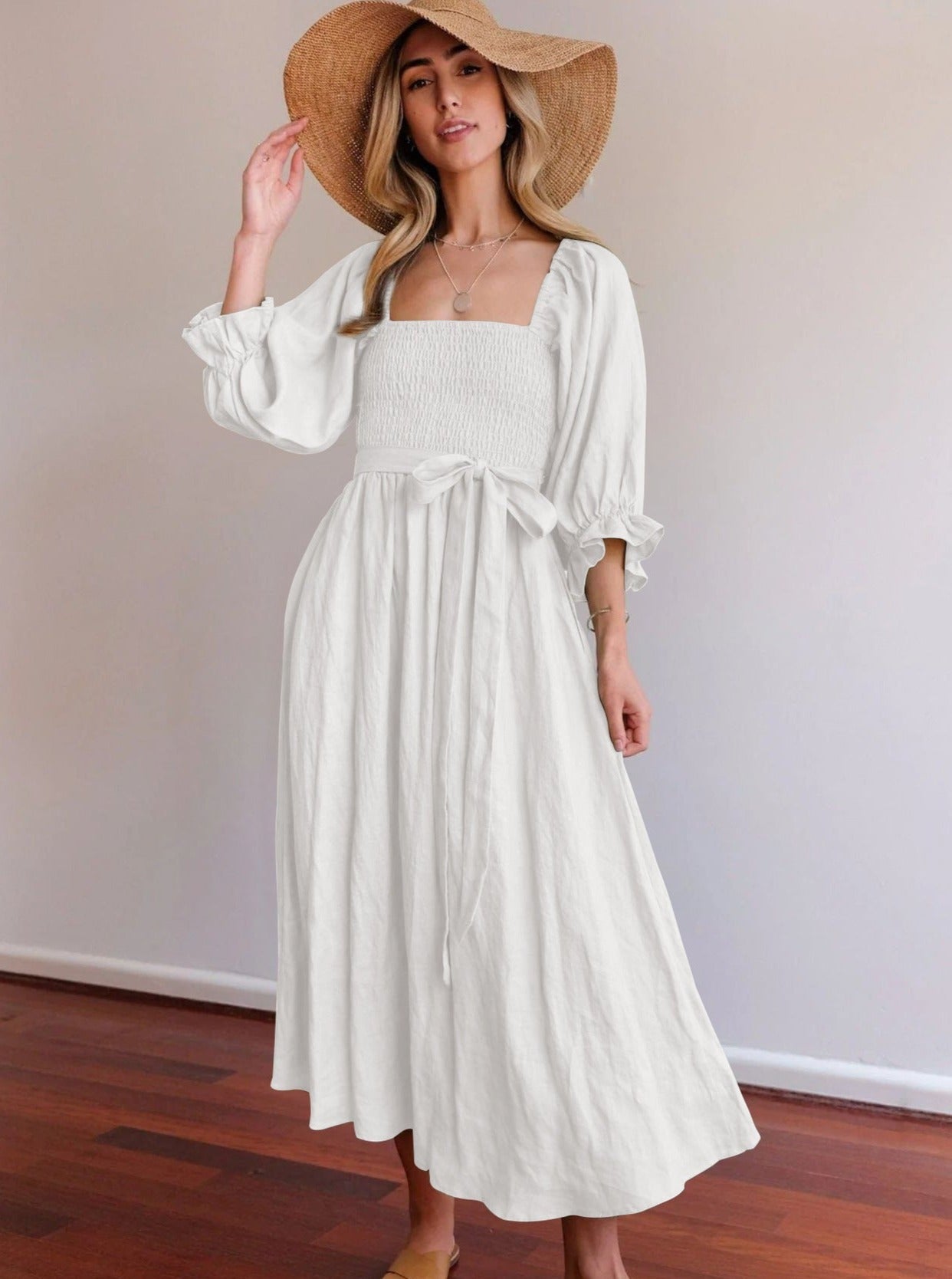 Einfarbiges Plisseekleid mit Rüschen und Laternenärmeln