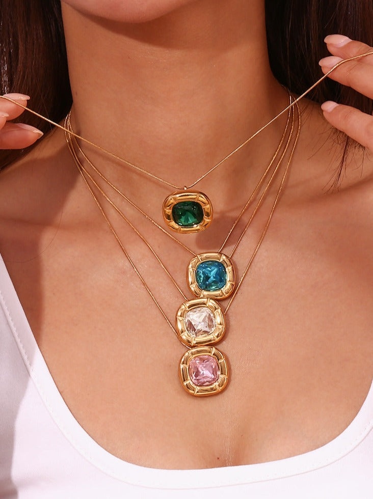18K vergoldete Halskette mit abgerundetem Quadrat und Blumenzirkonia