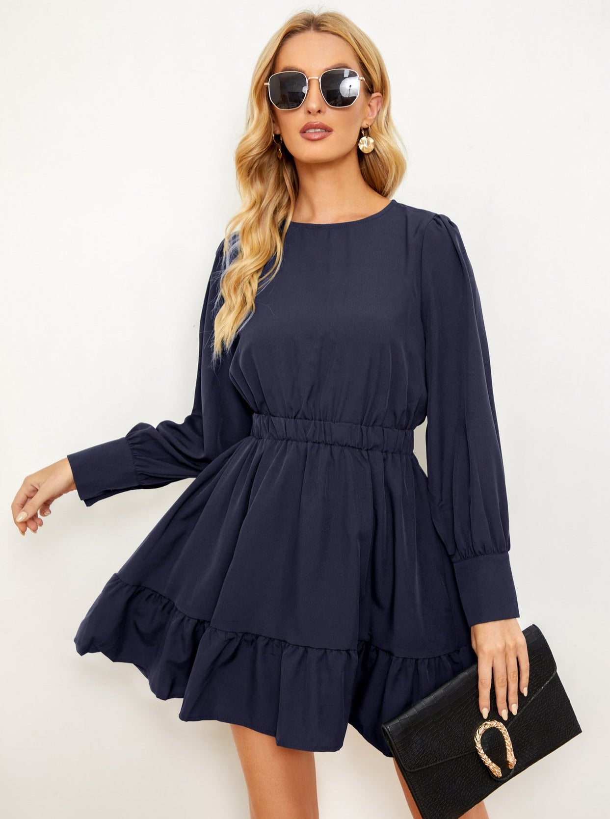 Einfarbiges, langärmliges, kurzes Kleid mit Rüschen