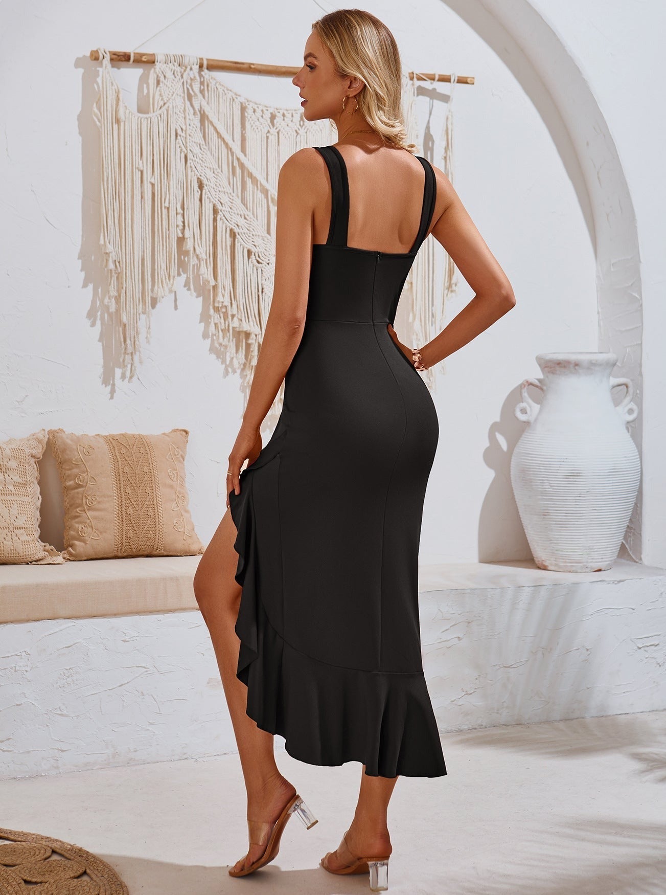 Ärmelloses, figurbetontes Kleid mit V-Ausschnitt und Schlitz