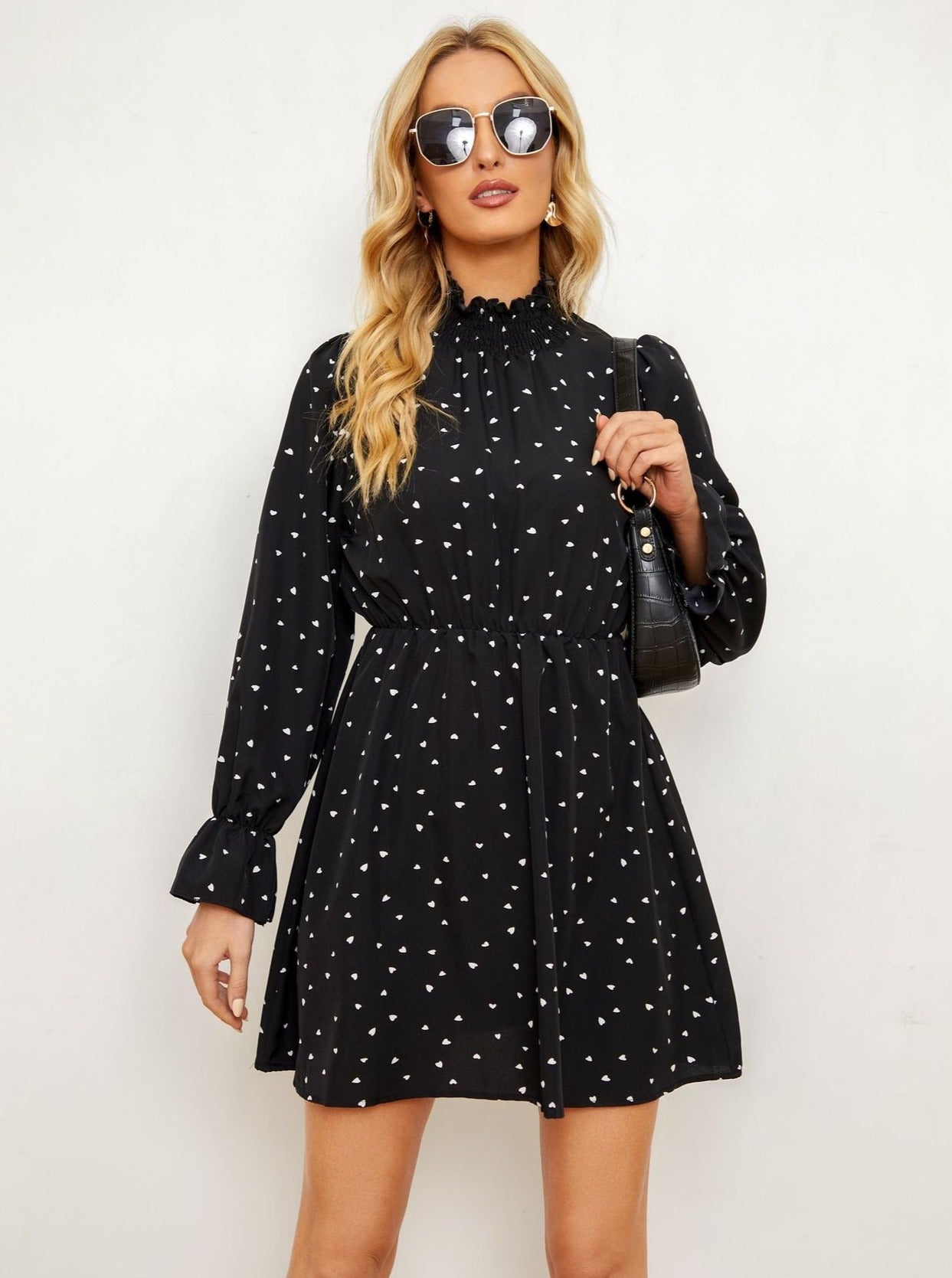 Schwarzes langärmliges Minikleid mit halbem Rollkragen