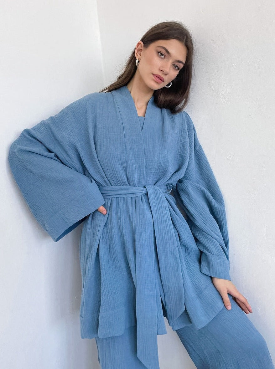 Blauer zweiteiliger Anzug mit langen Ärmeln und lockerer Hose
