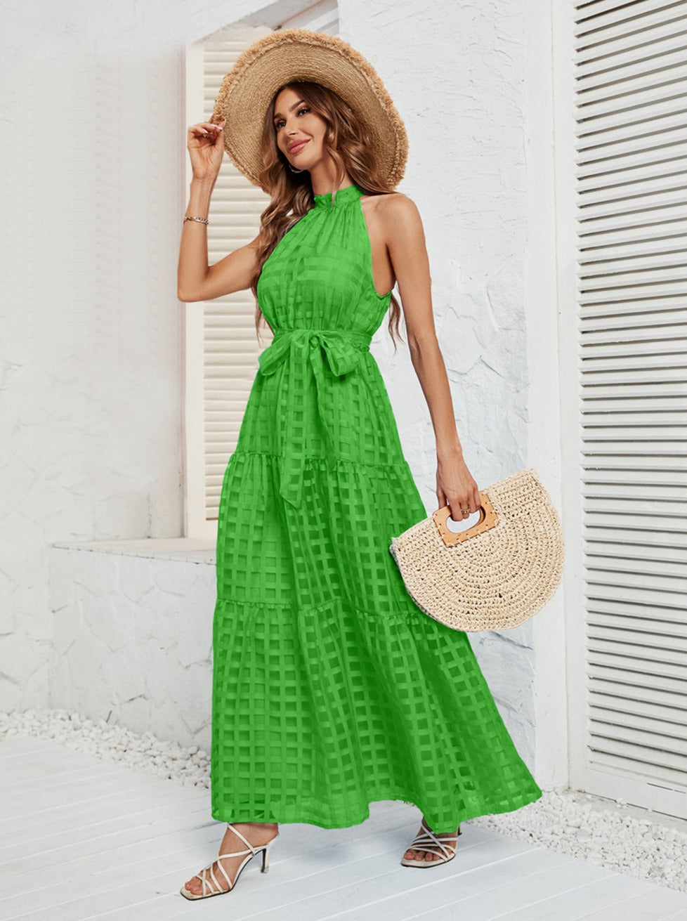 Grünes Neckholder-Maxikleid aus Netzstoff mit Gürtel