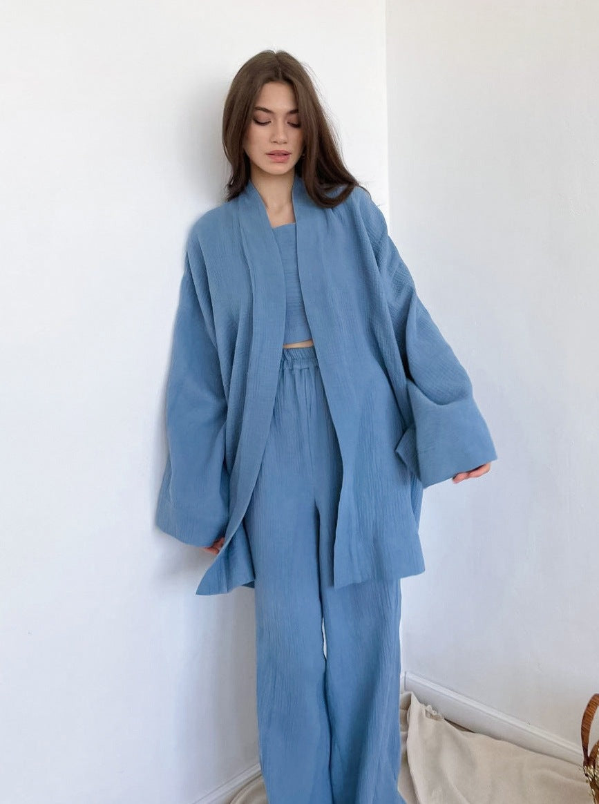 Blauer zweiteiliger Anzug mit langen Ärmeln und lockerer Hose