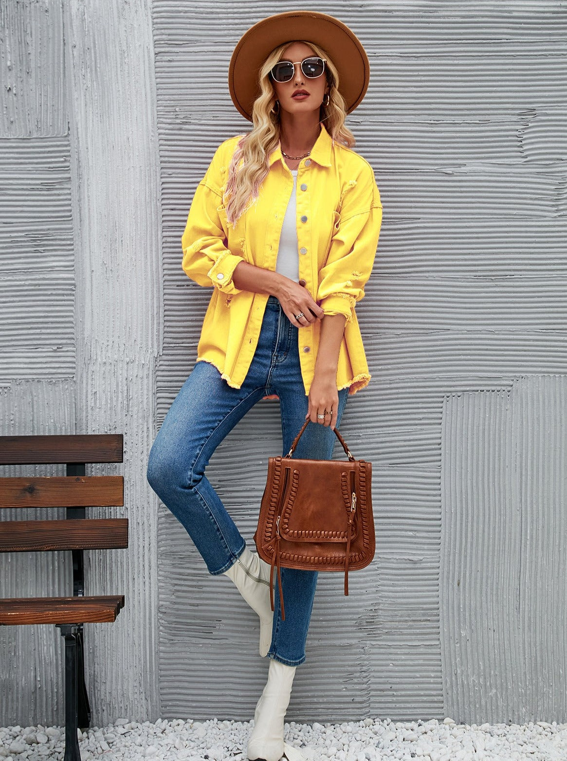 Schlichte, zerrissene Jeansjacke mit langen Ärmeln
