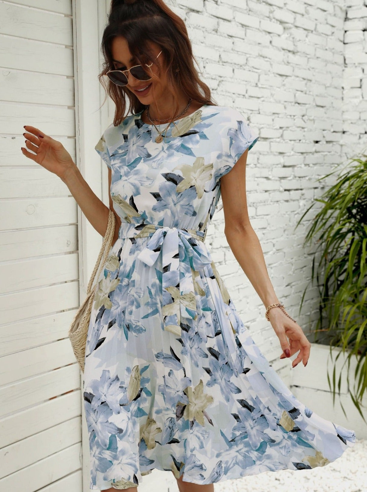 Plissiertes Kleid mit Blumenmuster und Rundhalsausschnitt
