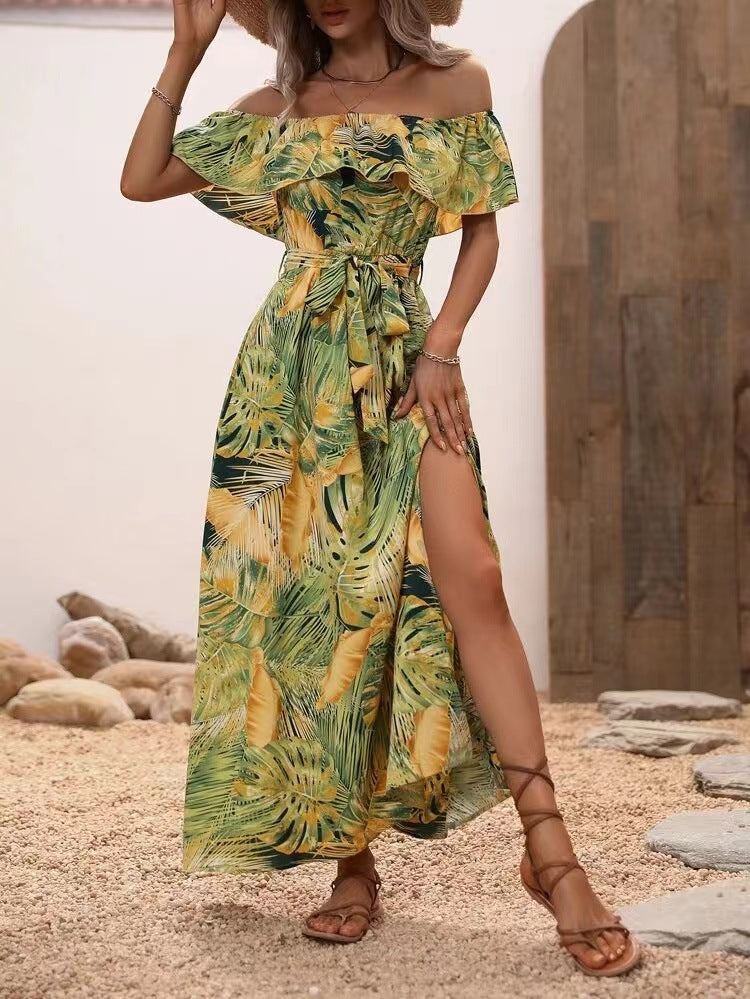 Elegantes schulterfreies Kleid mit Schlitz und tropischem Print