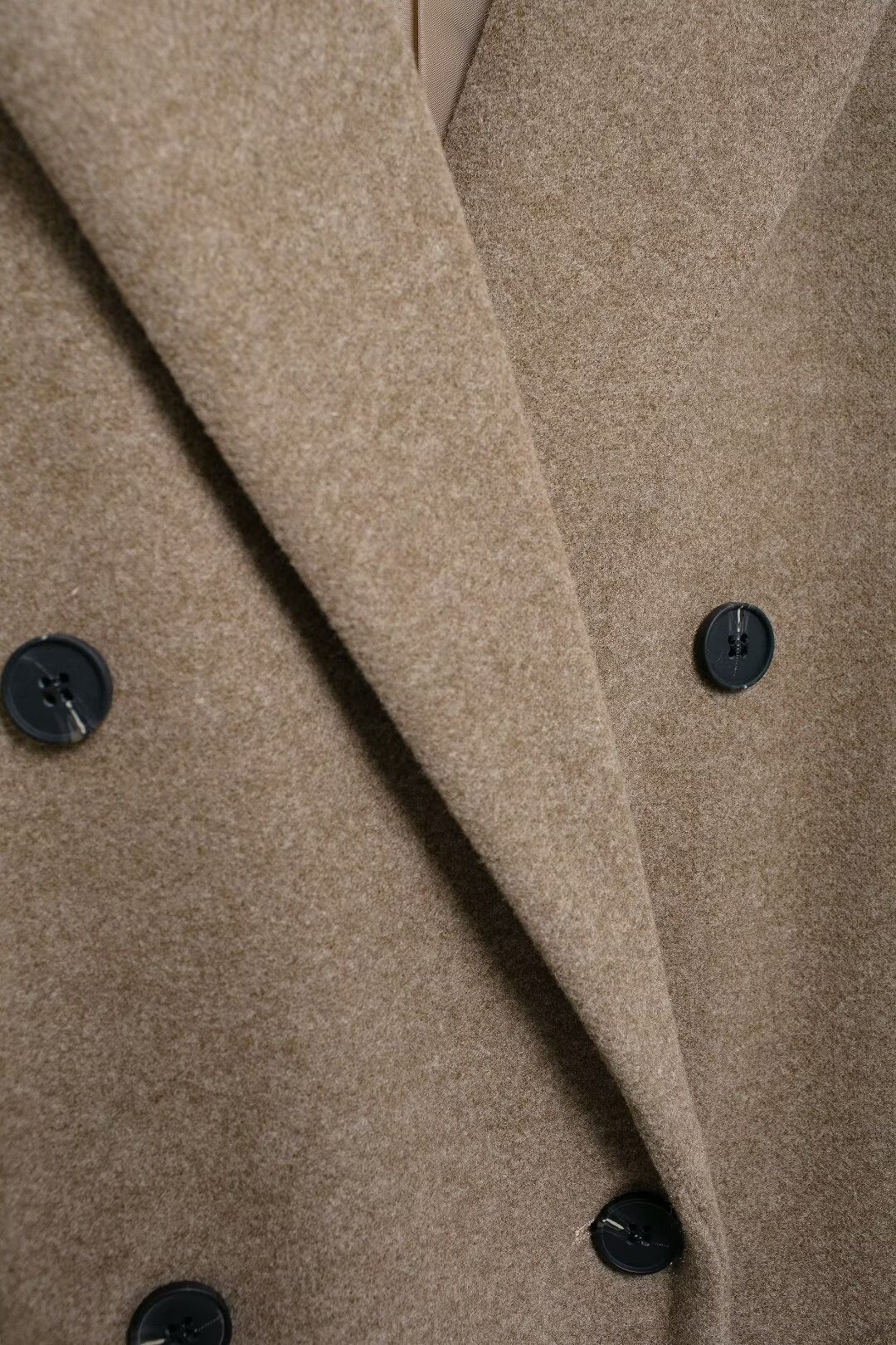 Eleganter taupefarbener zweireihiger Wollmantel