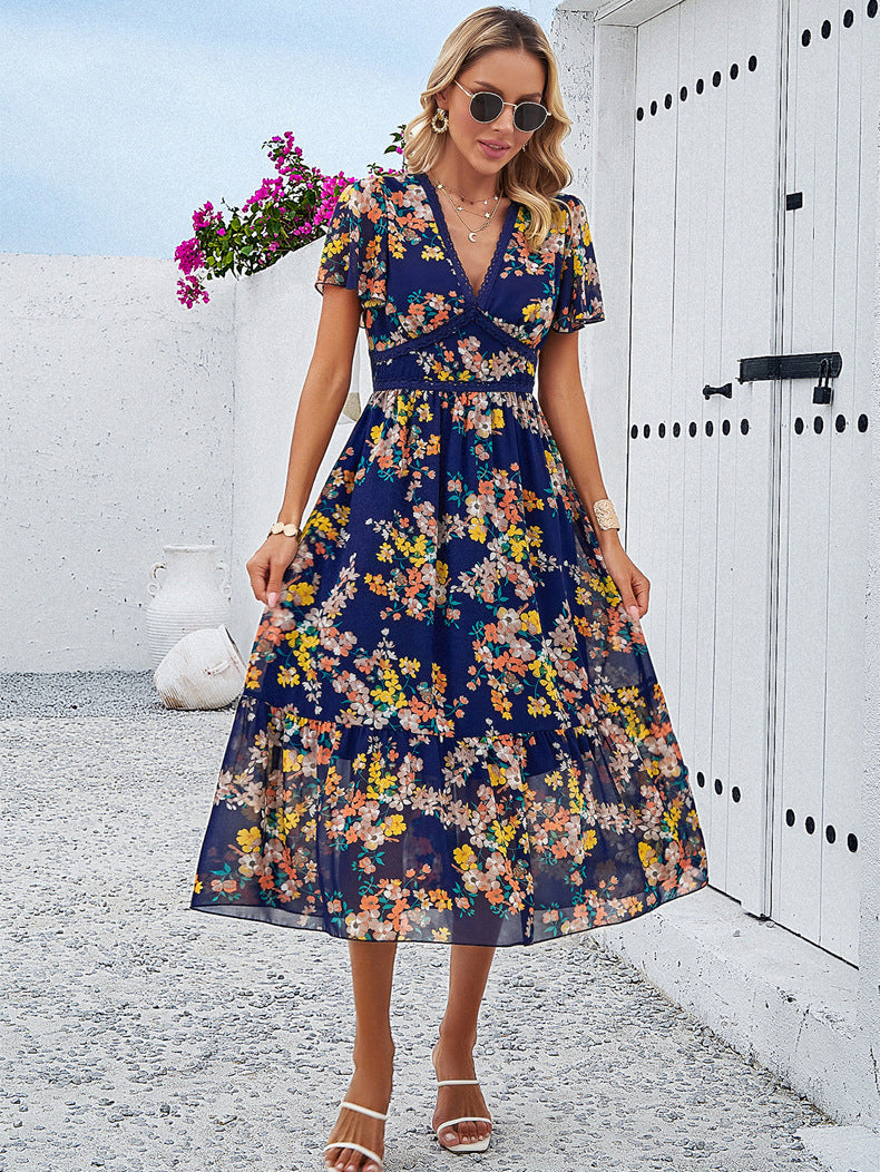 Blaues Sommerkleid mit V-Ausschnitt und Blumenmuster