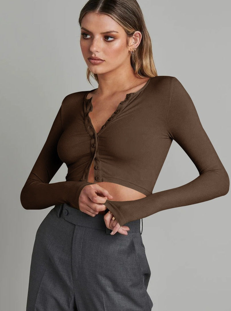 Braune Strickjacke mit langen Ärmeln und Knöpfen
