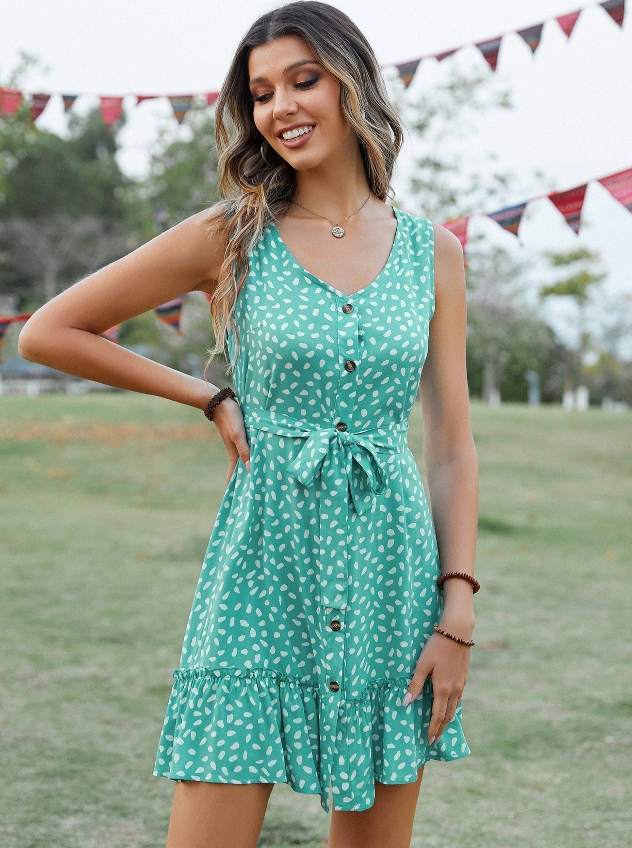 Ärmelloses Minikleid mit Bindegürtel und Polka Dots