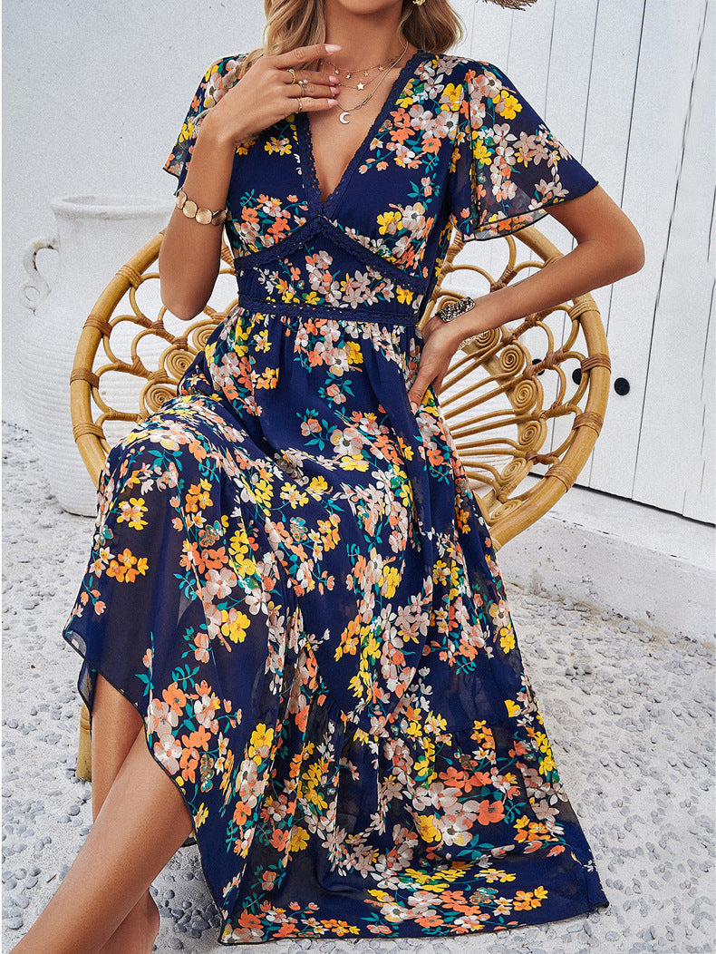 Blaues Sommerkleid mit V-Ausschnitt und Blumenmuster