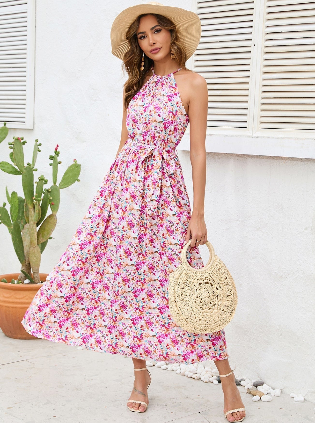 Rosa Neckholder-Kleid mit Blumenmuster und Bindegürtel