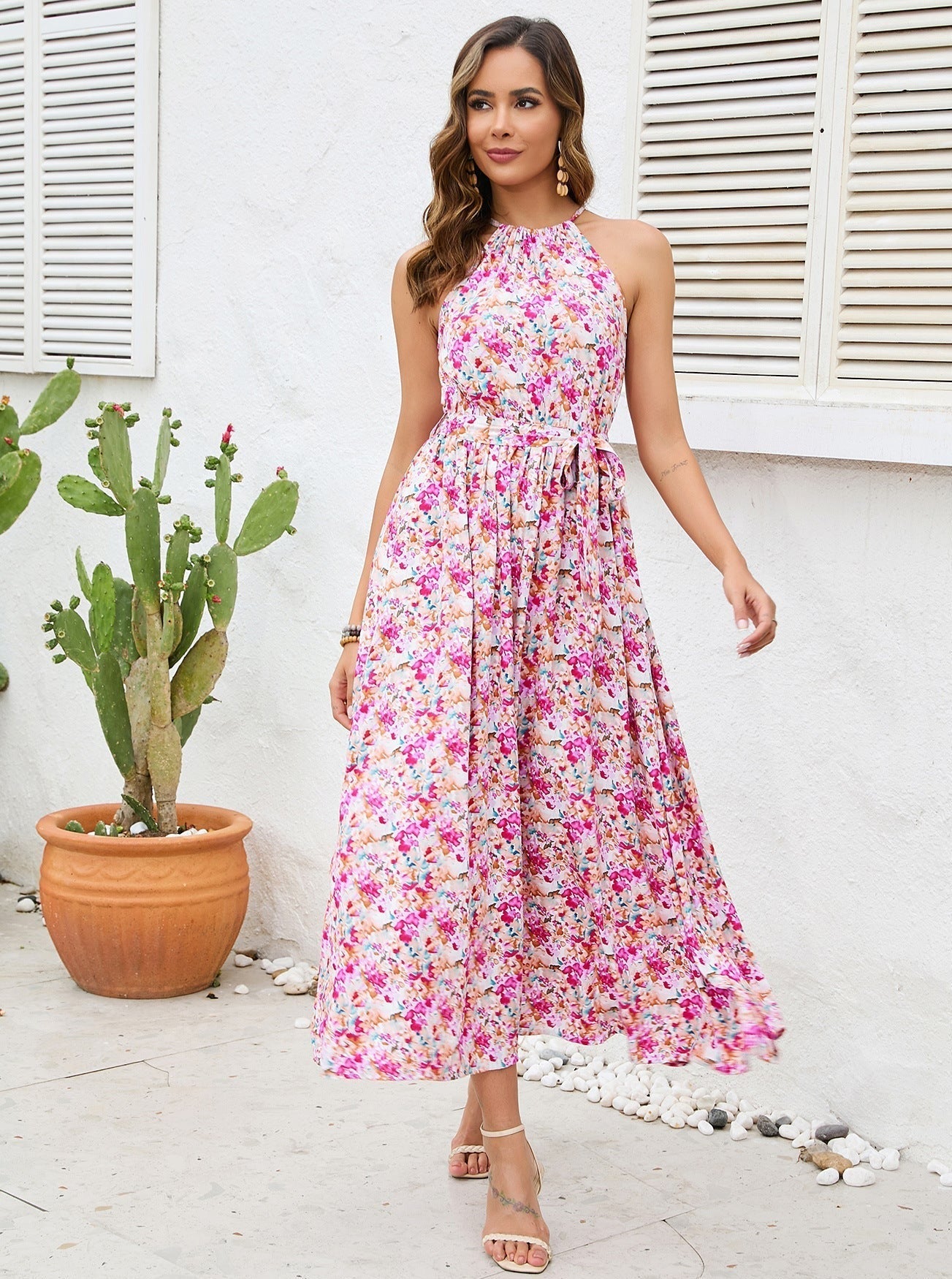 Rosa Neckholder-Kleid mit Blumenmuster und Bindegürtel