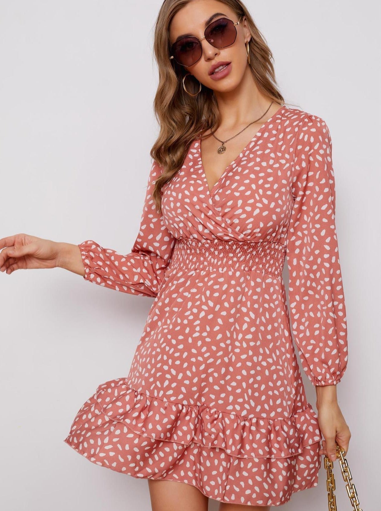 Sommerkleid mit V-Ausschnitt und hoher Taille
