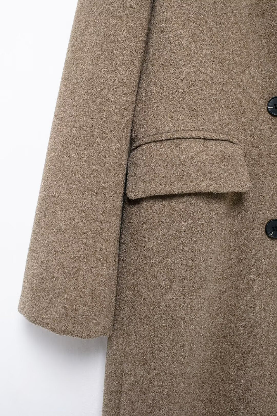 Eleganter taupefarbener zweireihiger Wollmantel