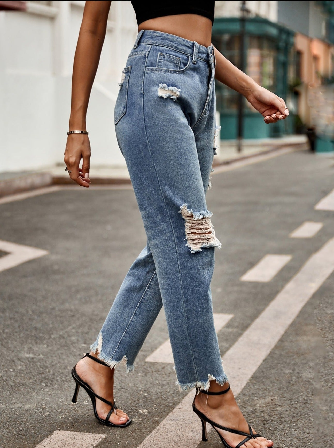 Zerrissene Flare-Denim-Jeans mit hoher Taille und Knöpfen