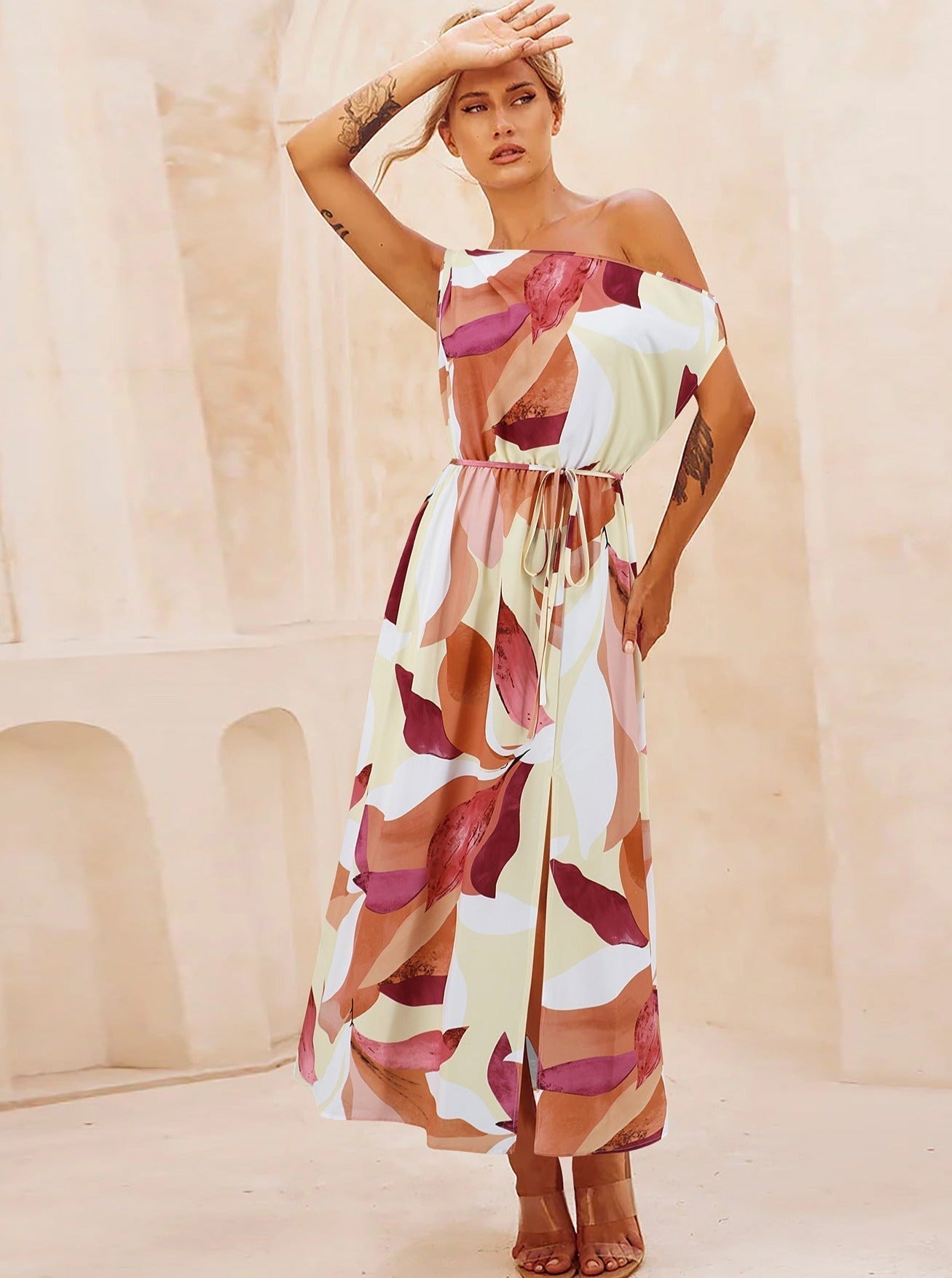 Langes Kleid mit Blumenmuster, schrägen Schultern und Gürtel