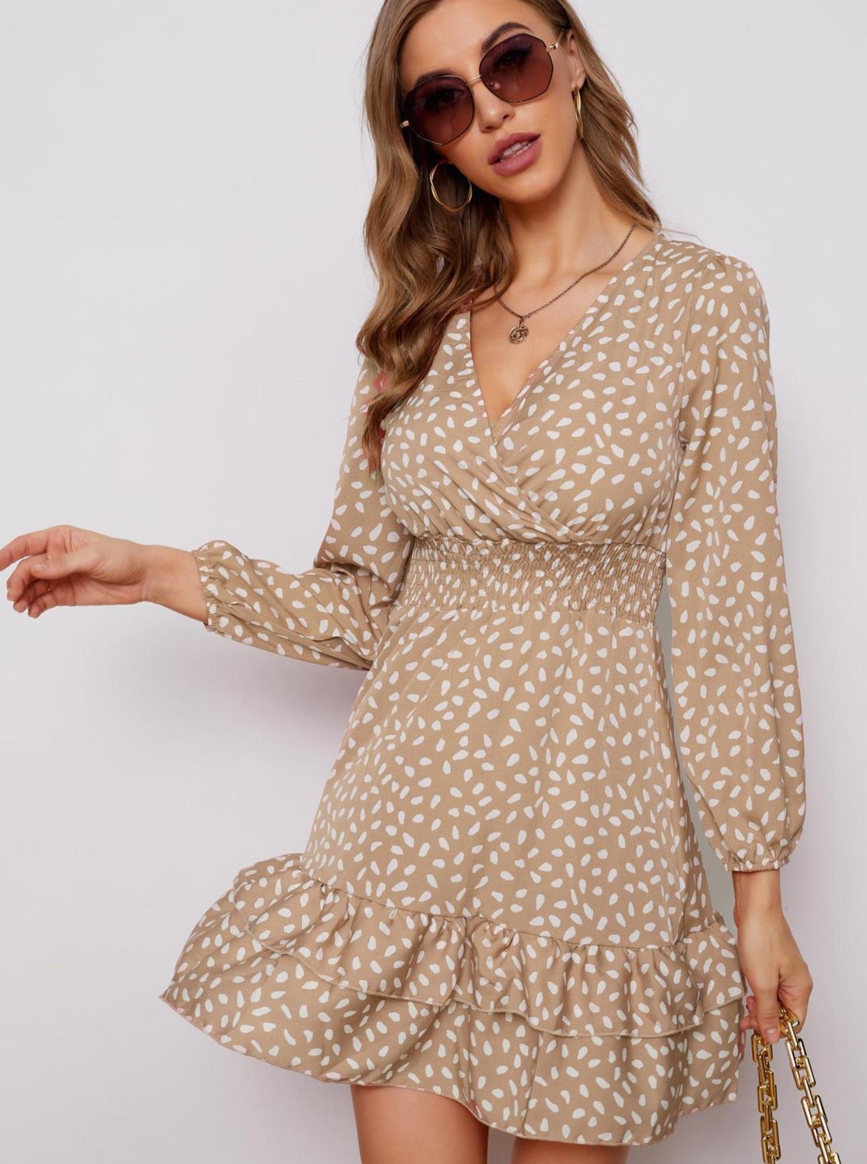 Sommerkleid mit V-Ausschnitt und hoher Taille