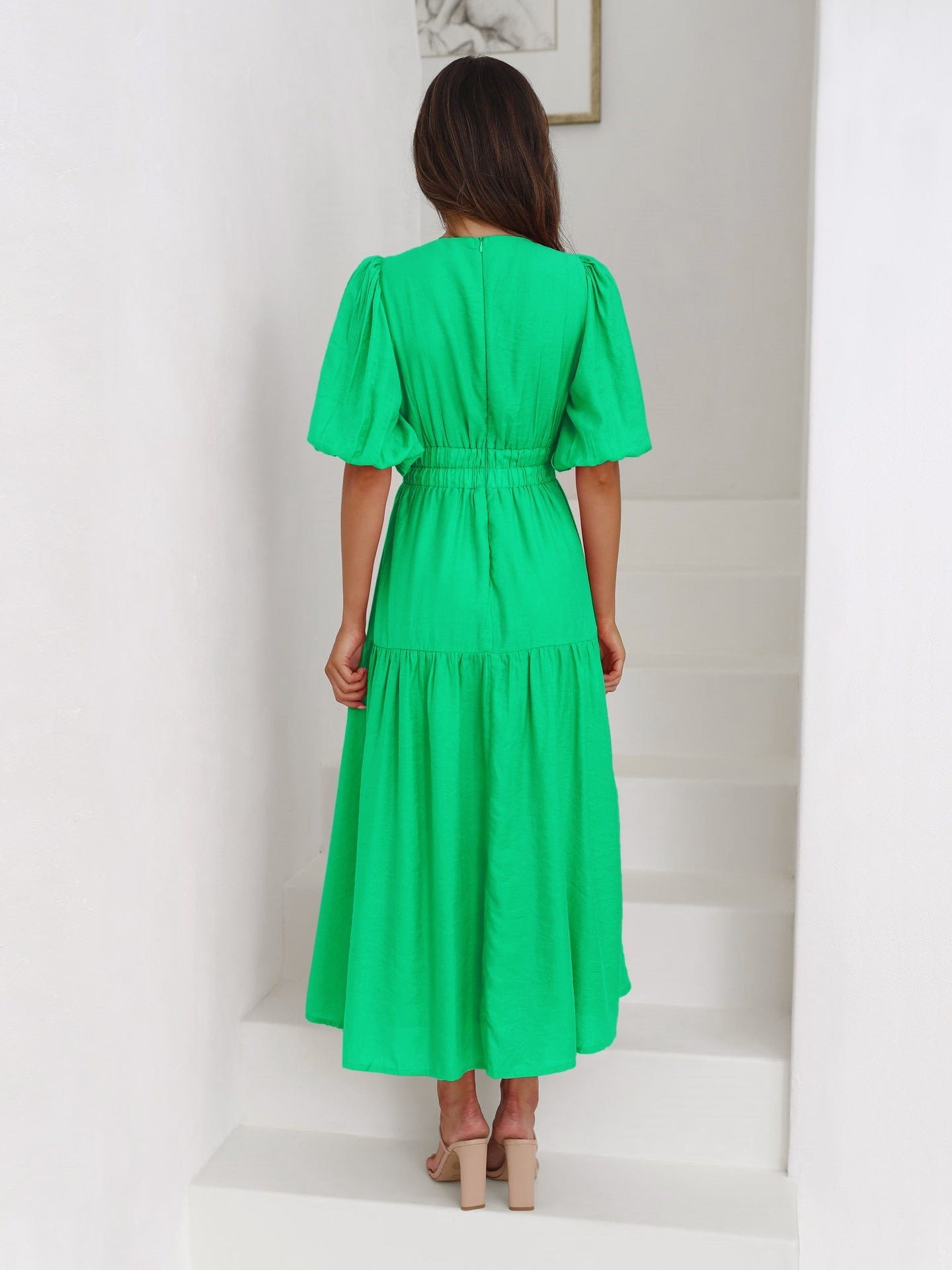 Grünes Lagenkleid mit tiefem V-Ausschnitt und Puffärmeln