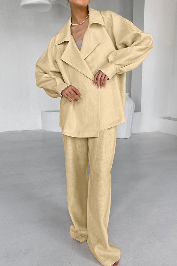 Trendiges, einfarbiges Set mit langärmeliger Wickelbluse und Hose