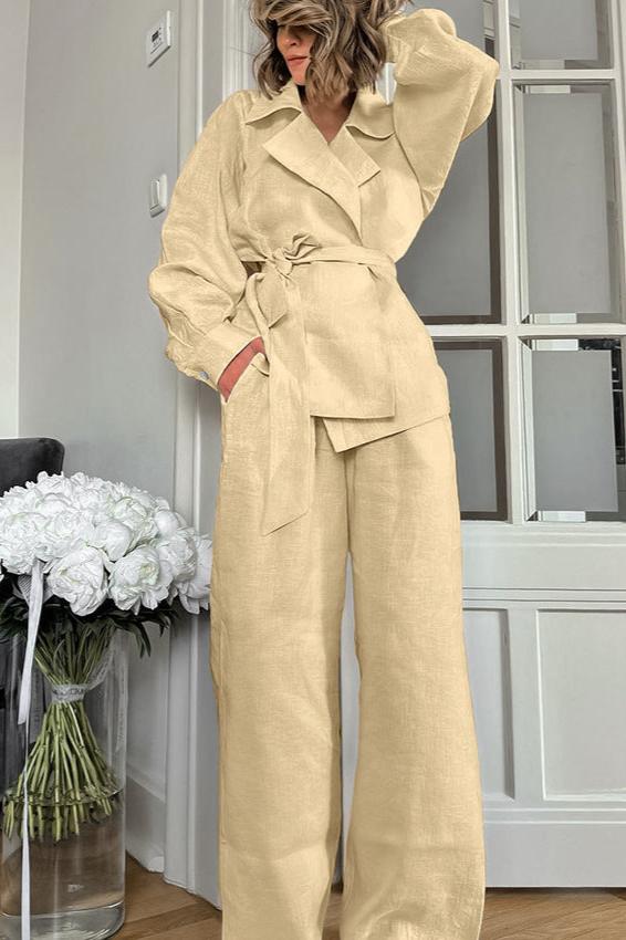 Trendiges, einfarbiges Set mit langärmeliger Wickelbluse und Hose