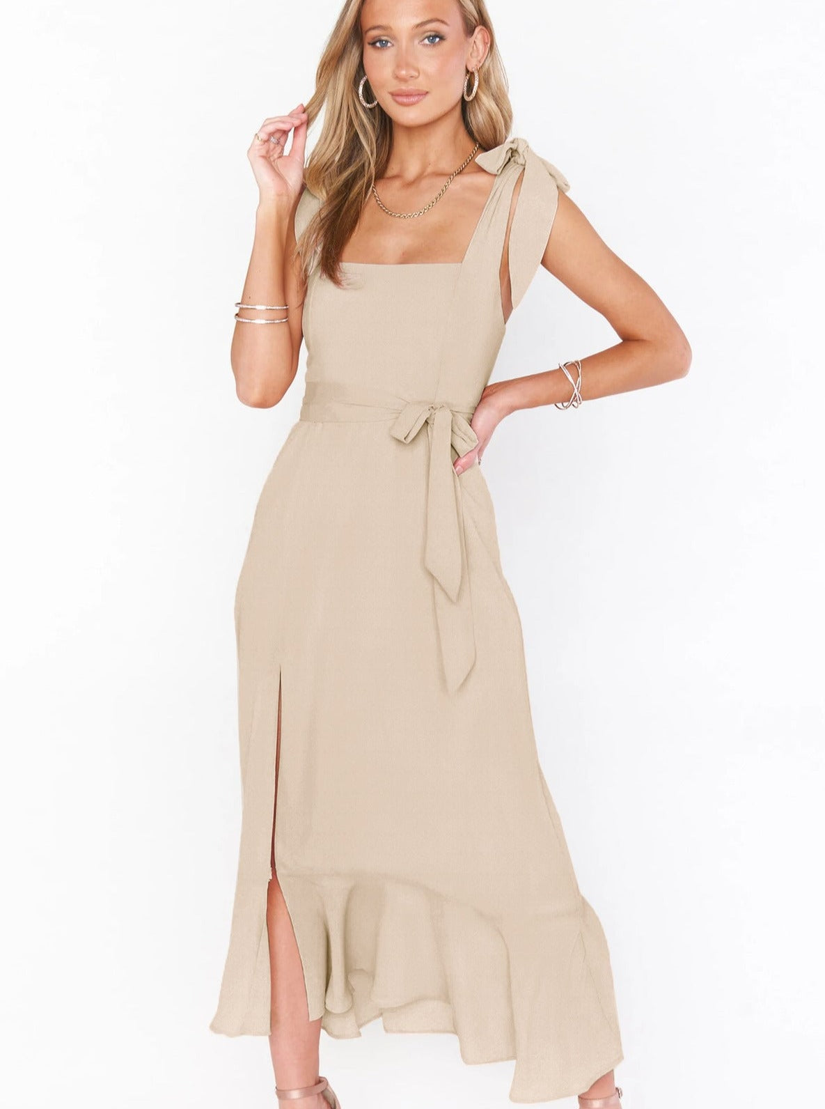 Aprikosenfarbenes High-End-Kleid mit eckigem Ausschnitt und Schlitz