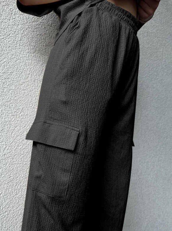 Lockeres, lässiges Kurzarmhemd und gerade geschnittene Hose