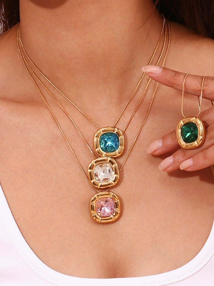 18K vergoldete Halskette mit abgerundetem Quadrat und Blumenzirkonia