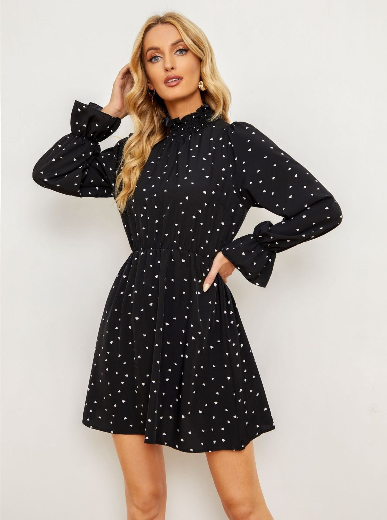 Schwarzes langärmliges Minikleid mit halbem Rollkragen